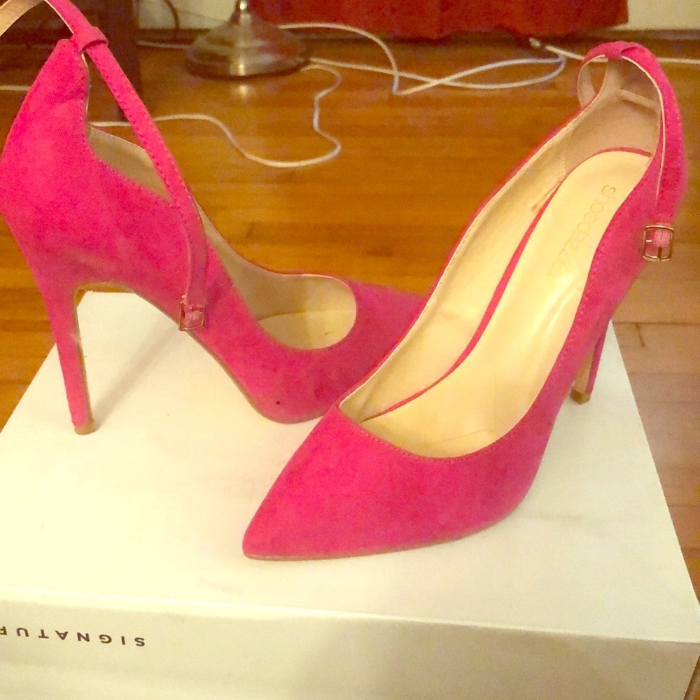 Pink pointy toe heels